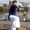 Foto einer Tai Chi Stellung auf Kreuzbergs Dächern